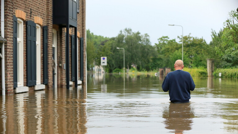فرار الآلاف في هولندا مع اختراق مياه الفيضانات أحد السدود
