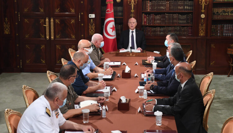 تونس: الرئيس سعيّد ينقلب على “النهضة” ويتولى السلطة التنفيذية