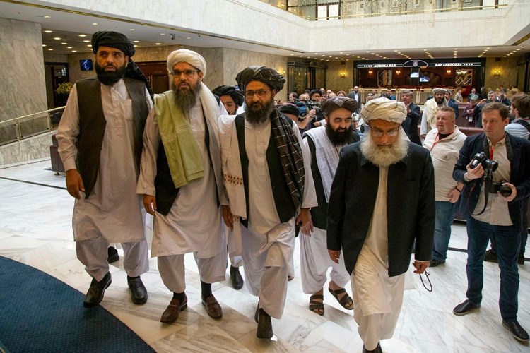 مدير “سي آي إيه” يعقد اجتماعاً سرياً مع زعيم “طالبان” في كابول