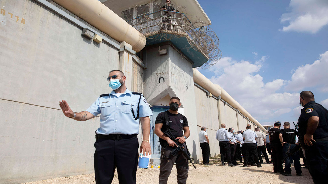 رفع حالة التأهب في جميع السجون الإسرائيلية والأجهزة الأمنية بشأن الأسرى الفلسطينيين الفارين