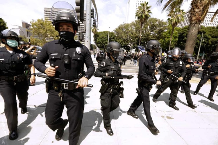 شرطة لوس أنجلوس تجمع بيانات حسابات التواصل الاجتماعي لكل مدني توقفه