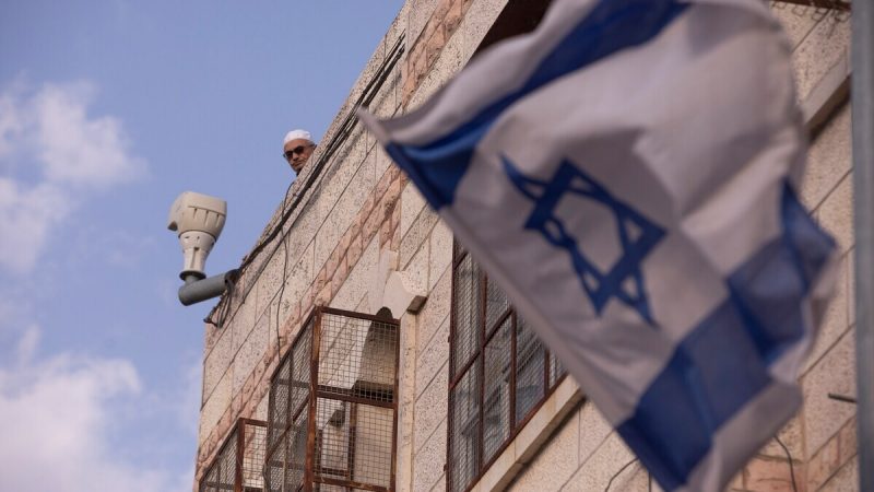 يسرائيل هَيوم: عن الديمقراطية والأمن الشخصي