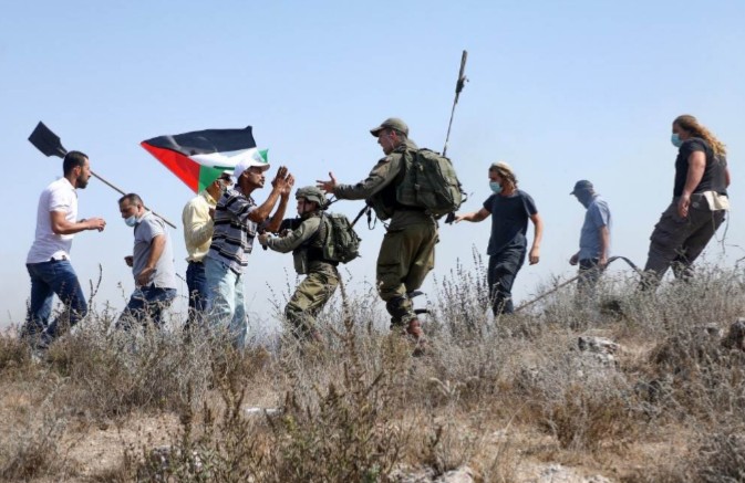 يديعوت أحرونوت: قوات الأمن الفلسطينية تُخلص مستوطنين إسرائيلين دخلا إلى رام الله عن طريق الخطأ