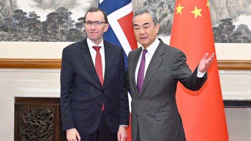 وزيرا خارجية الصين والنرويج يعقدان محادثات