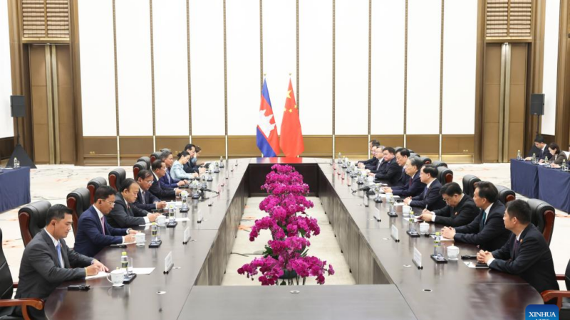 كبير المشرعين الصينيين يلتقي ضيوفاً من كازاخستان وكمبوديا وروسيا