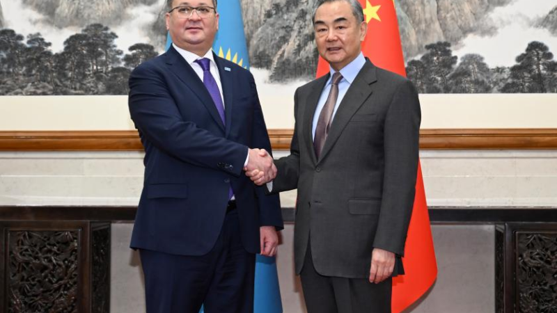 الصين وكازاخستان تعقدان الحوار الاستراتيجي الأول بين وزيري خارجية البلدين