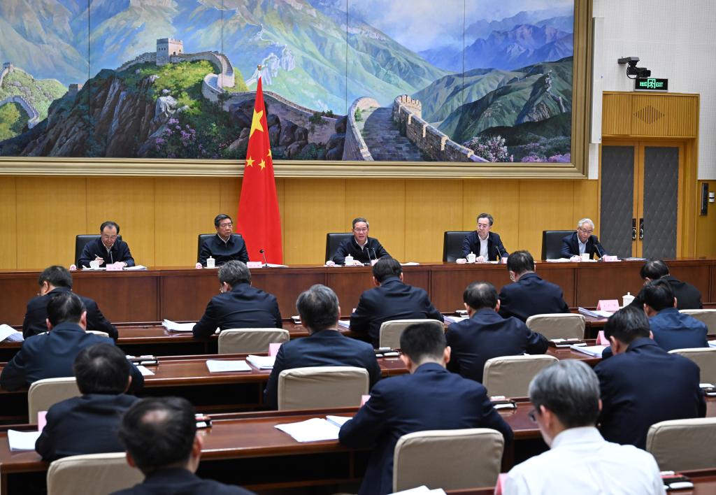 رئيس مجلس الدولة الصيني يتعهد ببذل جهود لتعزيز تحديث المعدات واستبدال السلع الاستهلاكية القديمة بالجديدة