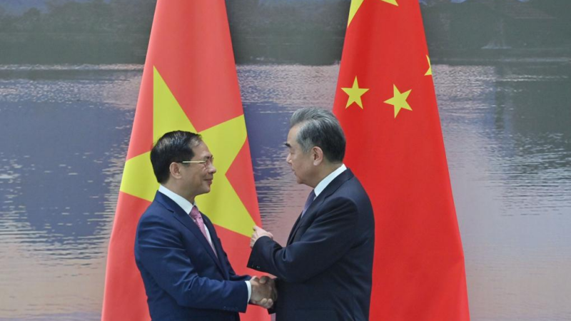 وزير الخارجية الصيني يلتقي نظيره الفيتنامي